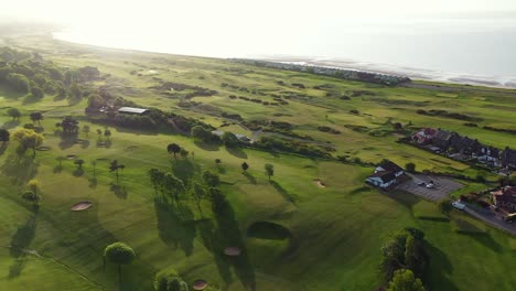 Vista-Aérea-Del-Campo-De-Golf-Parkland-En-Fife,-Escocia