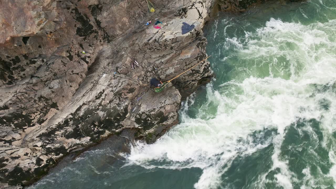 una mujer indígena con un pez capturado en el río fraser en columbia británica canadá
