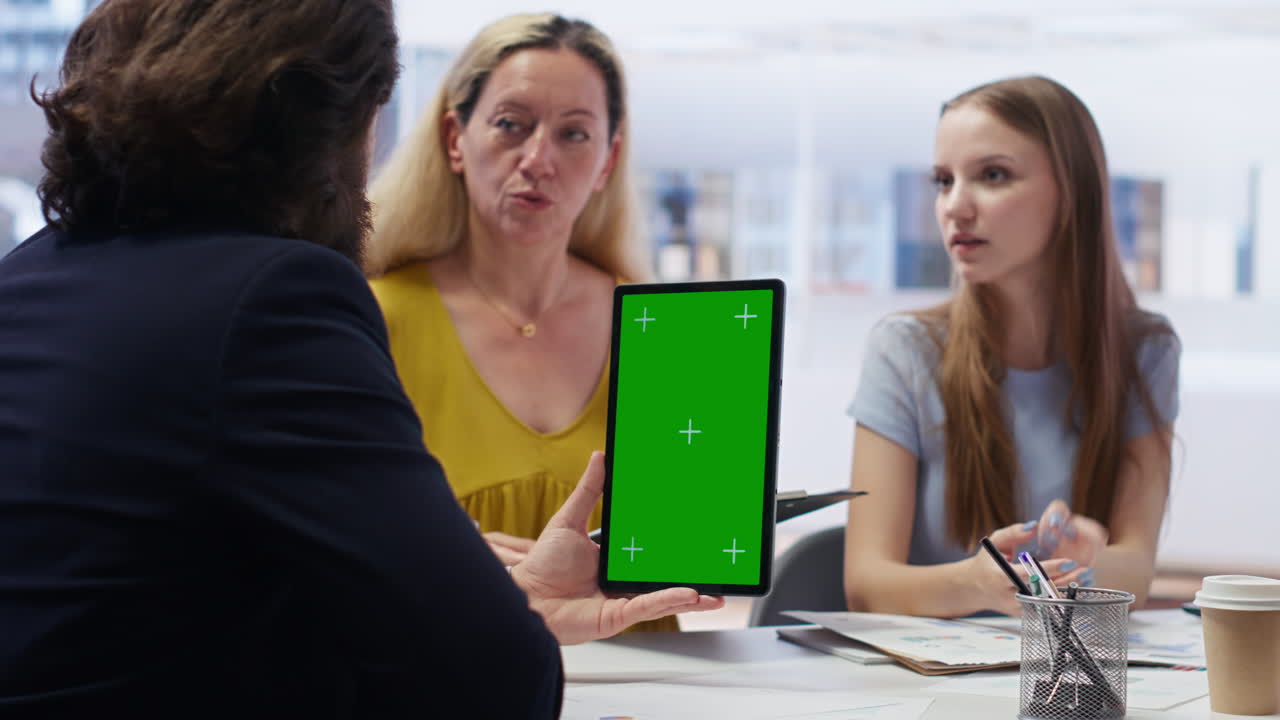 corredor con dispositivo de llave de croma mirando las acciones de mercado, ayudando a la familia