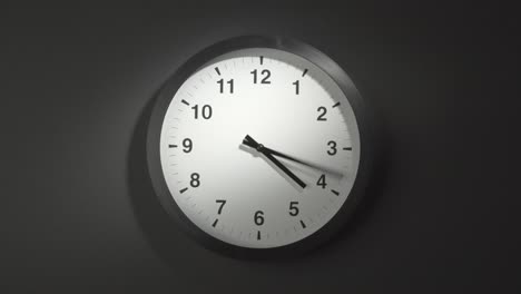 cara del reloj en el lapso de tiempo en la pared gris oscuro