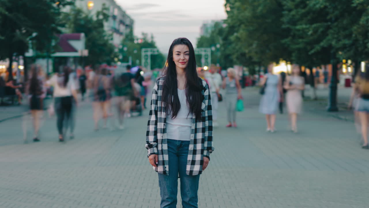 mujer en la calle de la ciudad
