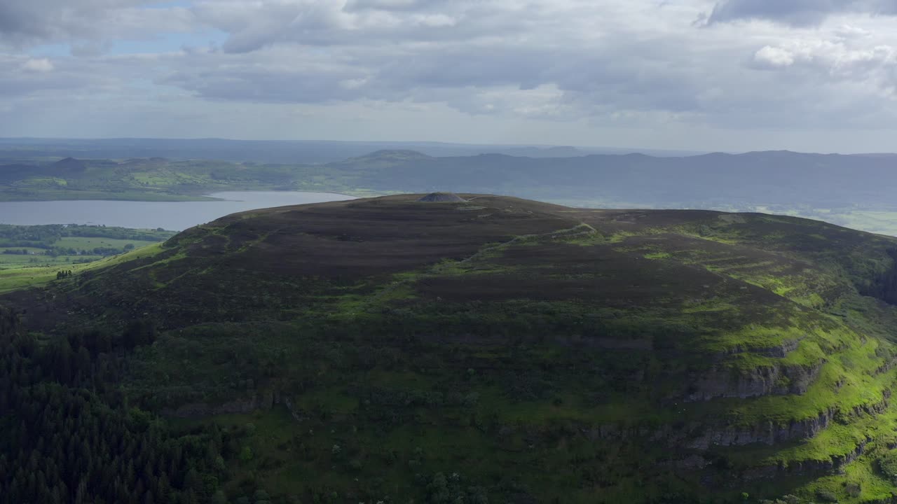 knocknarea, península de coolera, sligo, irlanda, junio de 2021