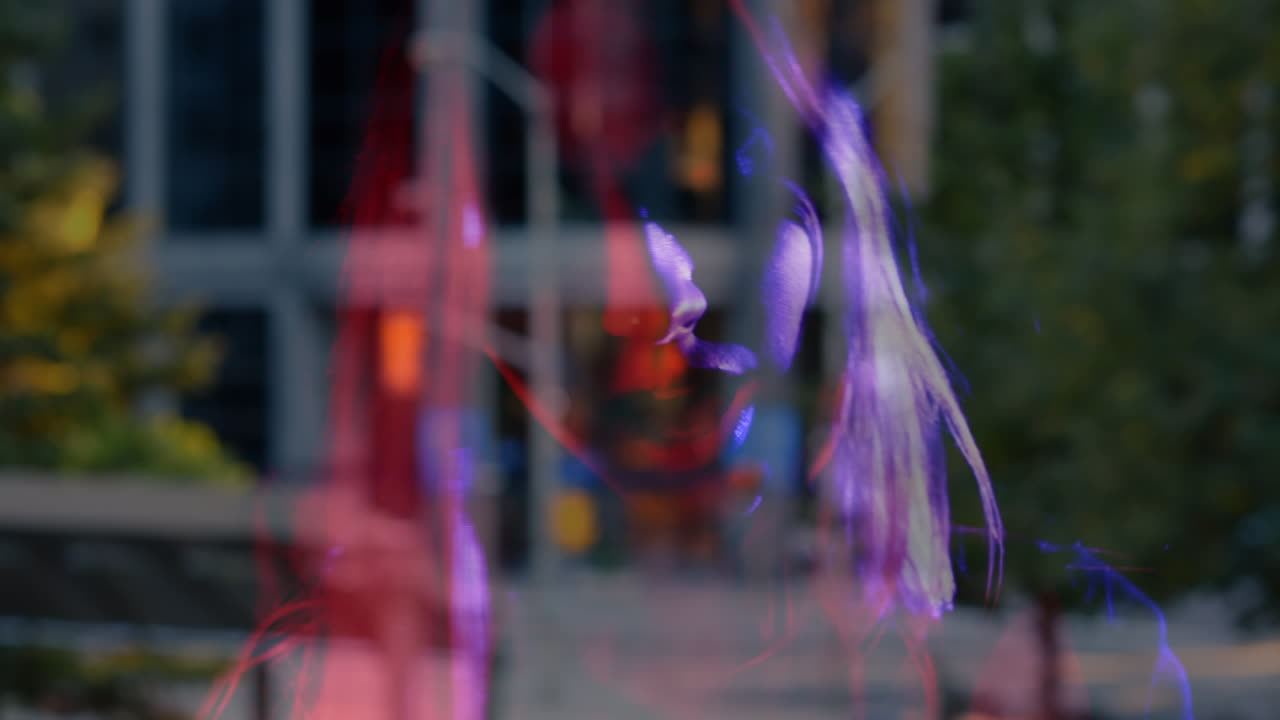 animación del tráfico de carretera borroso sobre la cantante caucásica