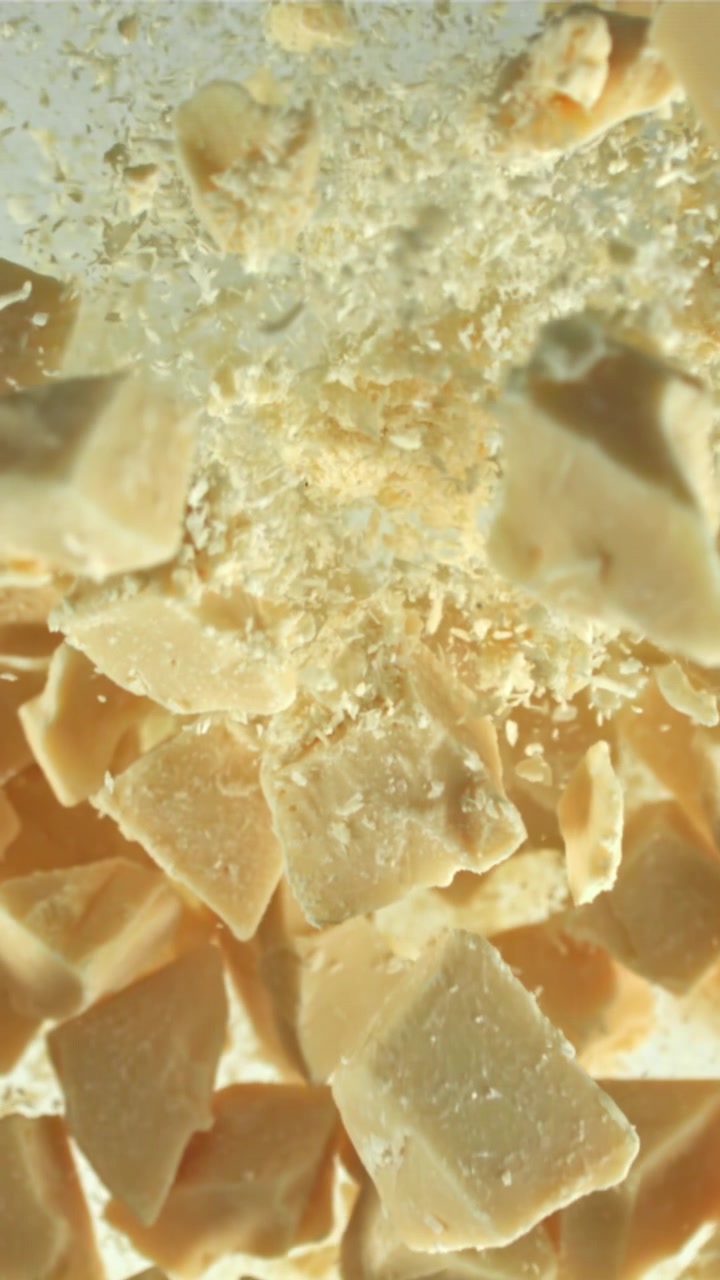 Parmigiano grattugiato che cade al rallentatore