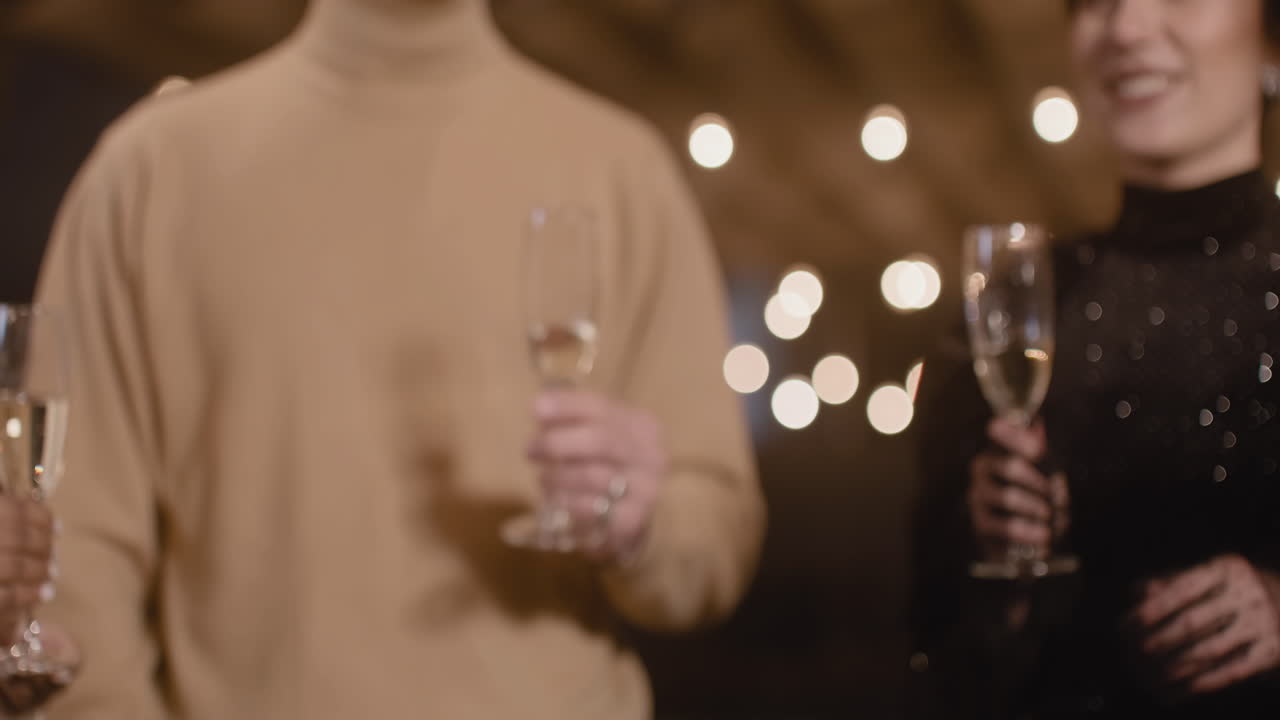 밤 4에 공원에서 훈련하기 전에 스트레칭 운동을 하는 낚시를 좋아하는 금발 남자