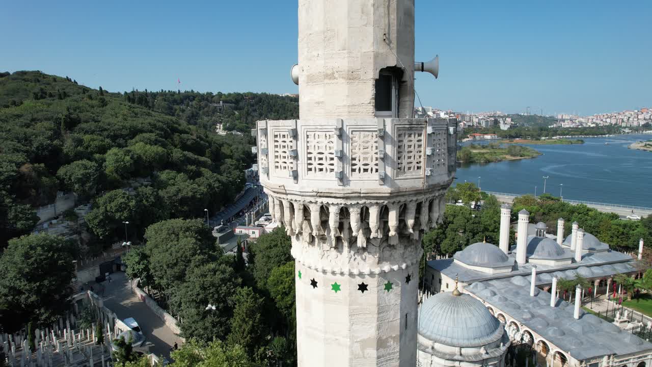 vista del minarete de la mezquita desde un avión no tripulado