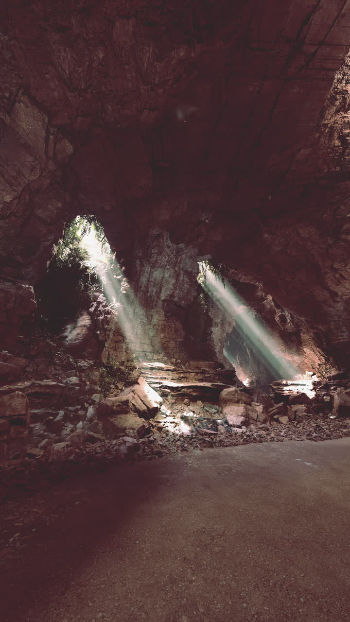 rayos de luz brillando a través de la entrada de la cueva