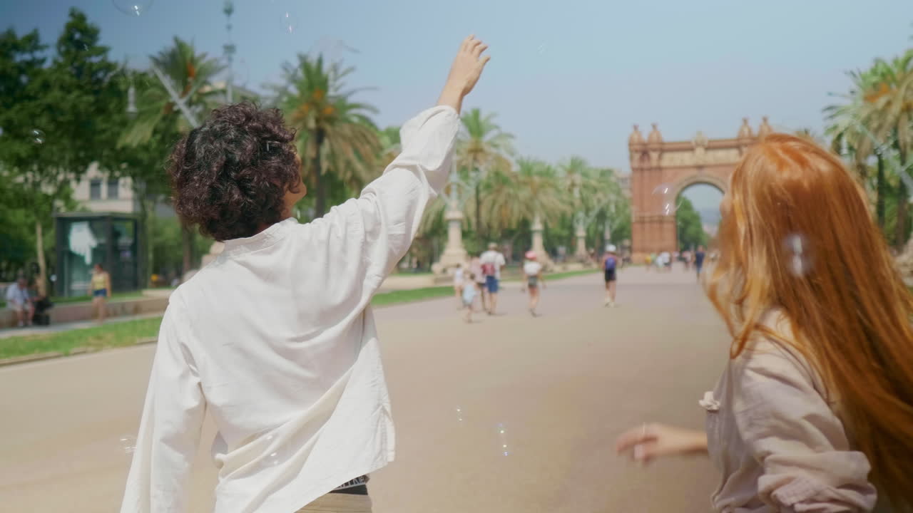 비누 거품 으로 재미 를 느끼는 웃는 친구 들 의 근접적 인 모습