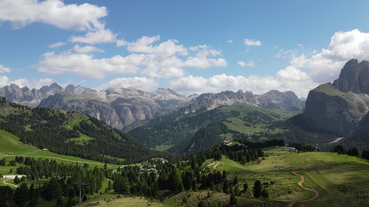 Dolomiten an einem sonnigen Tag mit Wolken
