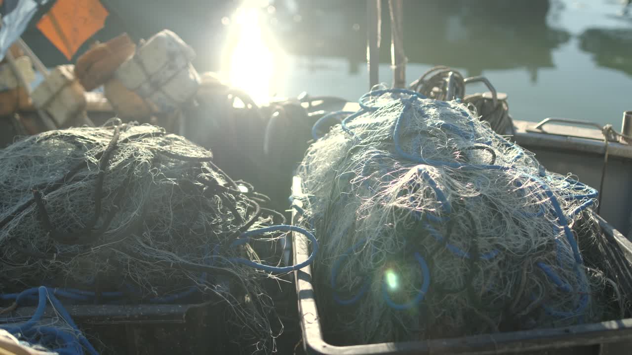 태양 플레어가 렌즈에 닿는 어선에 휘감긴 어망