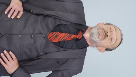 vídeo vertical de los suspiros de un viejo hombre de negocios aburrido.