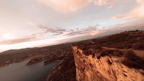 FPV-Antenne-über-Einigen-Klippen-Mit-Blick-Auf-Cassis-Im-Hintergrund