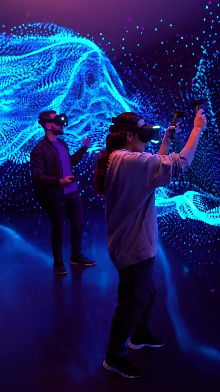 Due persone con realtà virtuale in uno spazio digitale futuristico