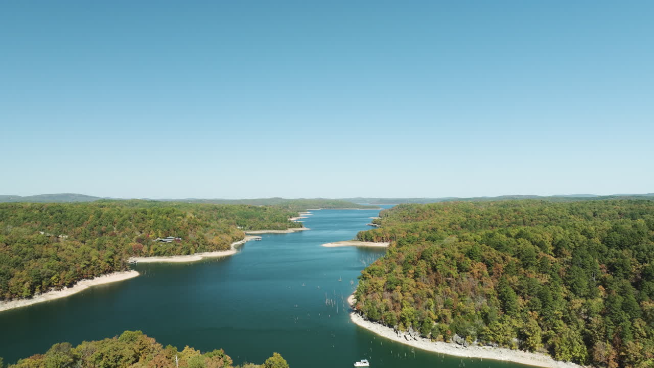 아칸소 주 이글 홀로우의 숲 강에서 고립 된 배