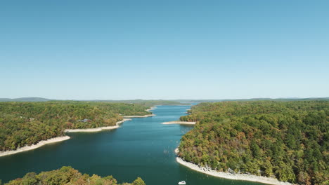 barco aislado en el río forestal de eagle hollow, arkansas, estados unidos