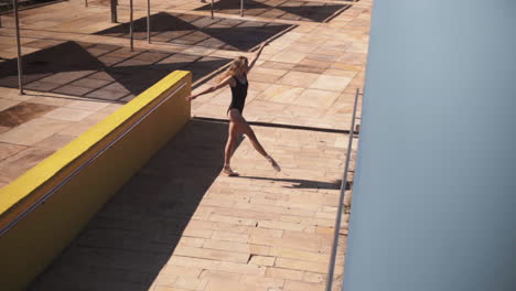 bailarina practicando movimientos contemporáneos en barcelona