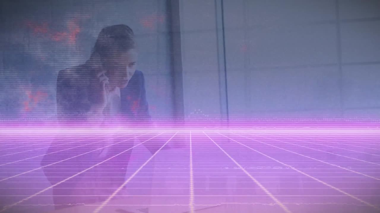 사무실에서  ⁇ 드폰으로 이야기하는 백인 사업가 여성 위에 조명된 그리드 패턴의 애니메이션