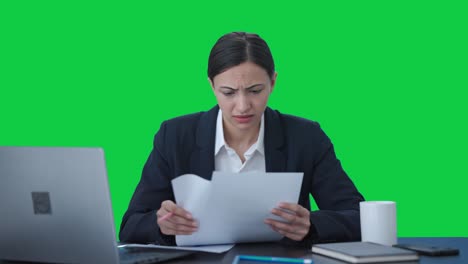 mujer de negocios india frustrada firmando un contrato pantalla verde