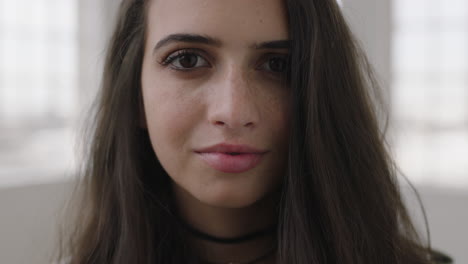 retrato en primer plano de una hermosa joven adolescente que se ve seria e intensa ante la cámara mujer morena linda belleza femenina