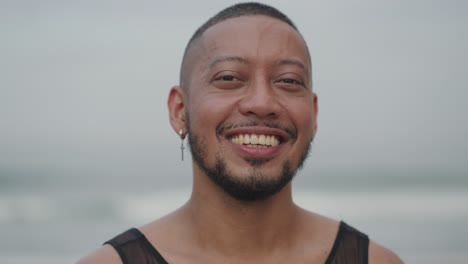 retrato de un hombre sonriente