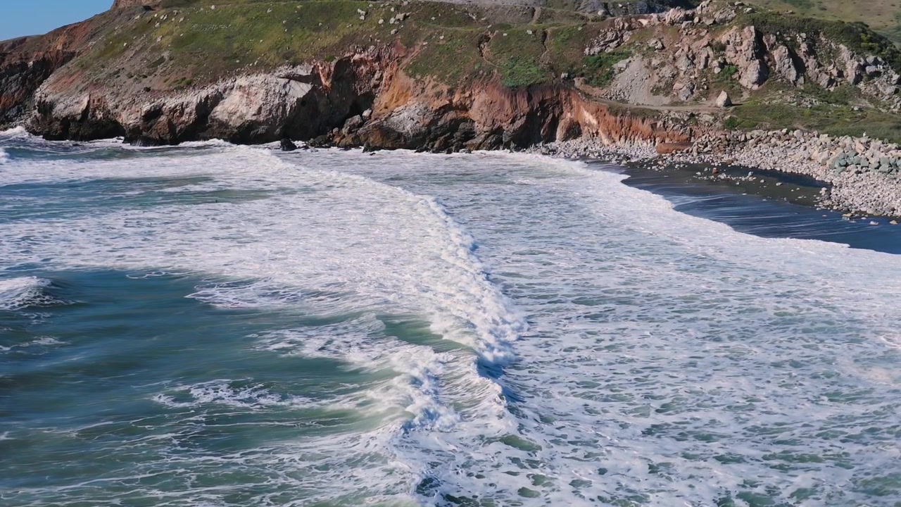 Onde che si infrangono al rallentatore
