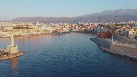 Video-De-Vista-Aérea-De-Drones-Del-Icónico-Y-Pintoresco-Antiguo-Puerto-Veneciano-De-Chania-Con-El-Famoso-Faro-Y-El-Carácter-Tradicional