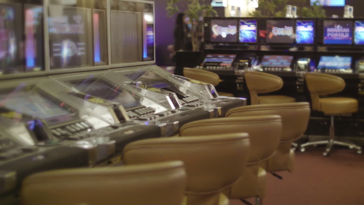 게임 기계 가 있는 현대적 인 빈 카지노 홀. 도박 개념