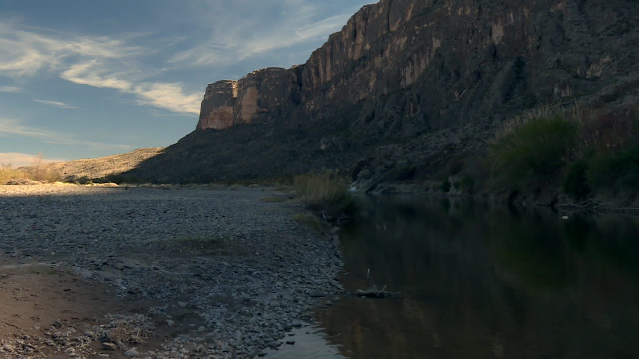Big Bend Nationalpark canyonlandskab med flod ved klippeskænten