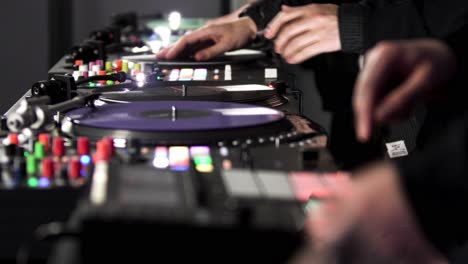 djs mezclando en los tocadiscos
