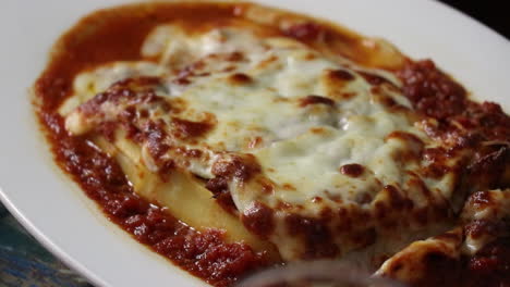 un tiro apretado de lasaña en un plato blanco
