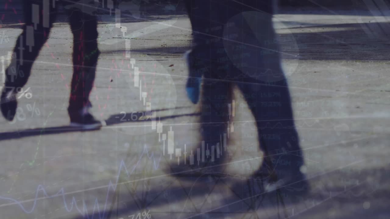 거리에서 고 있는 사람들과 전기 기둥 위에서 금융 데이터 처리의 애니메이션