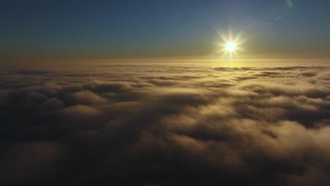 Filmische-Höhenaufnahme-über-Goldenen-Wolken-Bei-Sonnenuntergang-–-Wolkengebilde-Am-Himmel