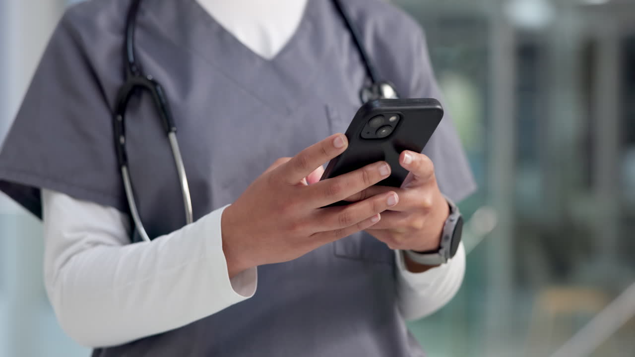 Profesional médico usando un smartphone
