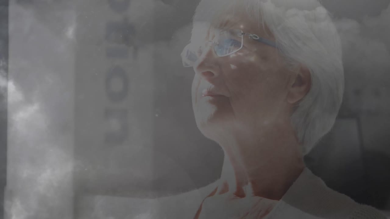 걱정 된 고령 백인 여성 의 애니메이션 은 번개 를  ⁇ 고 머리 를  ⁇ 고 있다