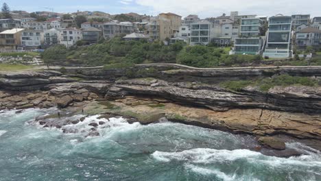 Olas-Salpicando-En-La-Costa-Rocosa-En-Tamarama-Point-En-Sydney,-Nueva-Gales-Del-Sur