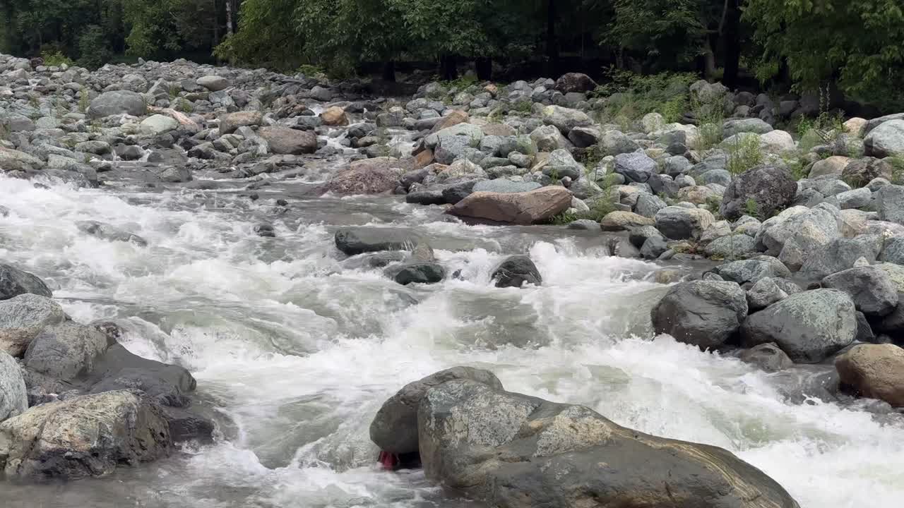Perjalanan air di Kashmir memadukan dengan indah efek buram perjalanan, video lanskap 4K, gerak lambat, dan selang waktu Pahalgam, Gulmarg, Srinagar.