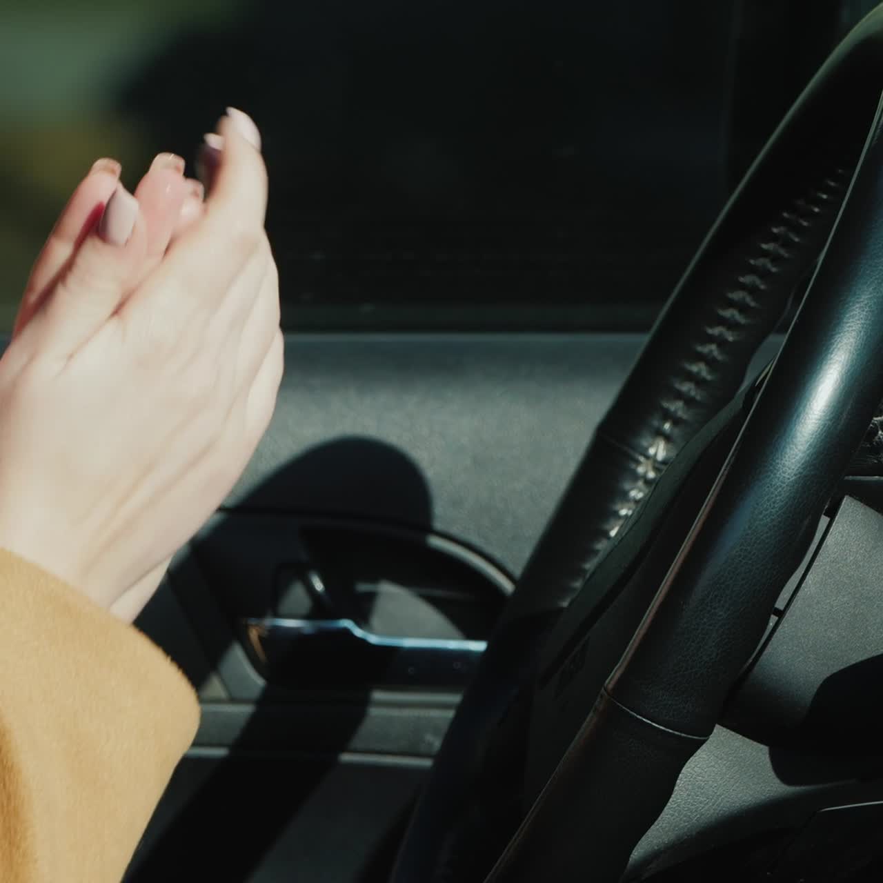 운전사는 소독제로 손을 닦는다