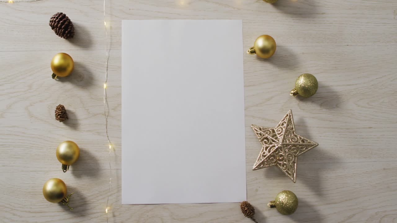 video de decoraciones de navidad con tarjeta blanca y espacio de copia en fondo de madera