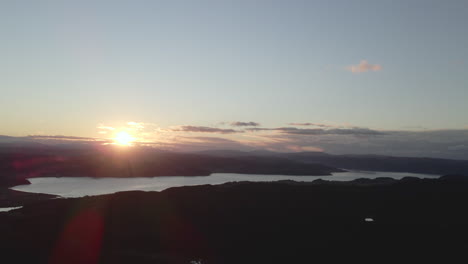 imágenes aéreas de una puesta de sol en el horizonte, con vistas a un lago