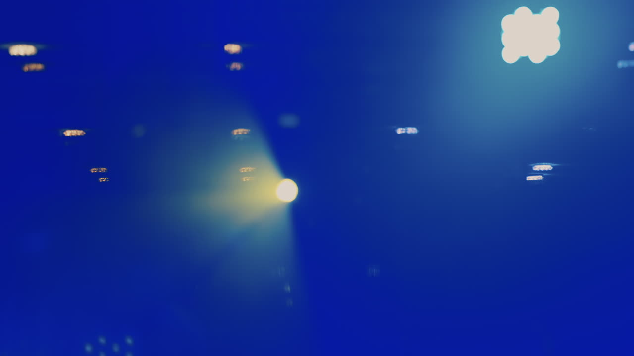 댄스 플로어에서 번쩍이는 밝은 디스코 조명