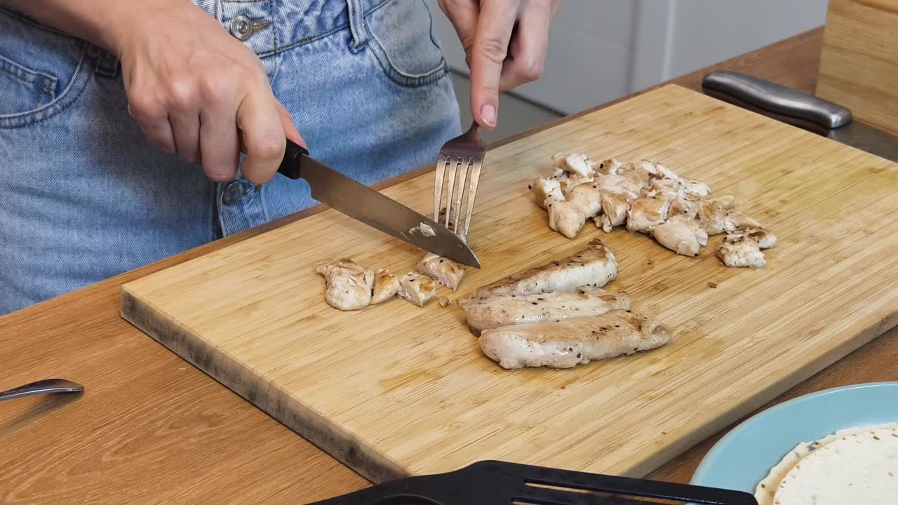 preparación de pollo picado