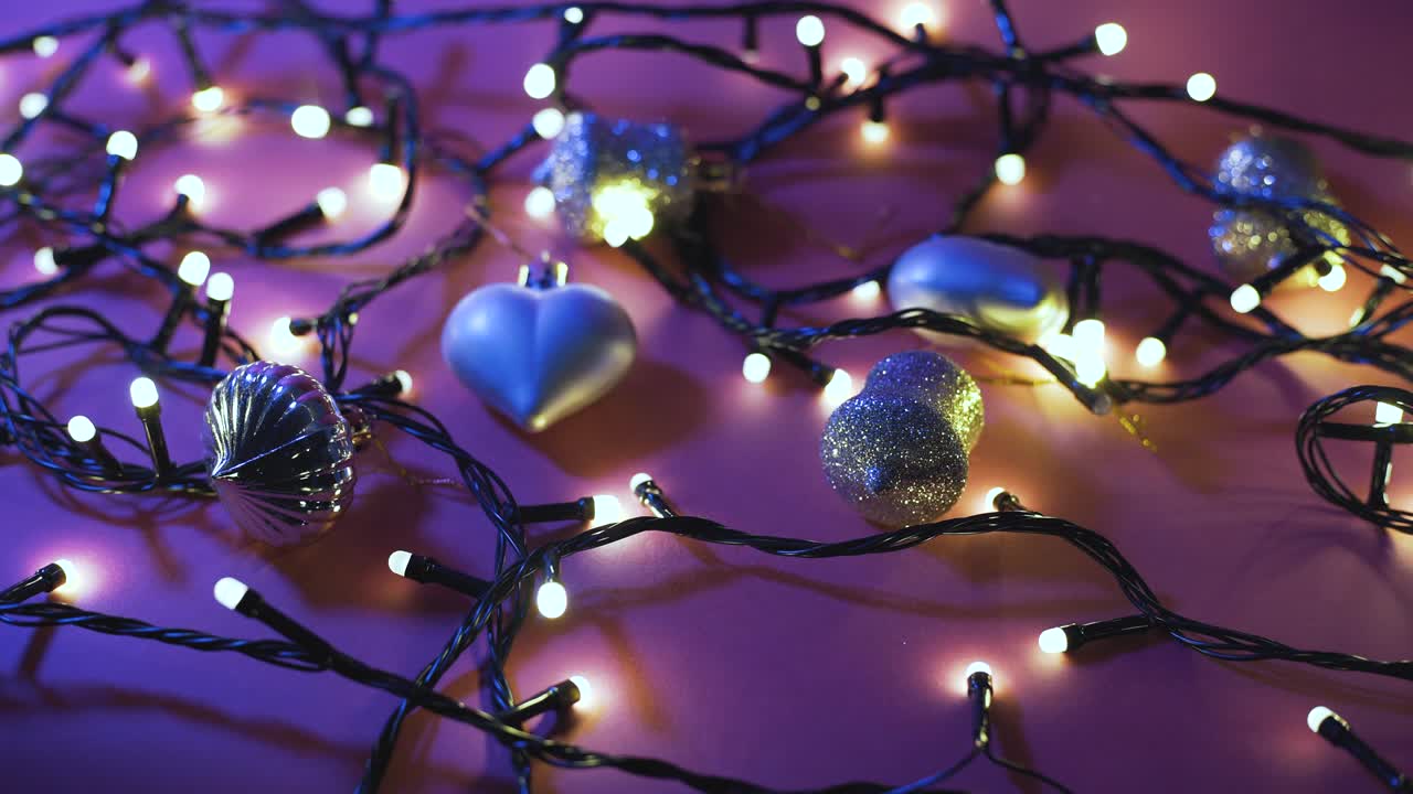 fotografía de cerca de la guirnalda con luces doradas y juguetes navideños en fondo de color. concepto navideño. decoración del hogar. hermoso bokeh
