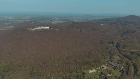 tiro de dron de petersberg cerca de bonn - königswinter 4k 25 fps
