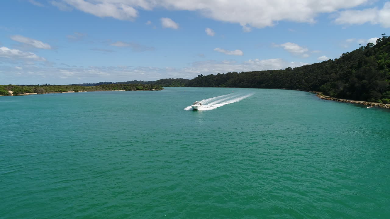 빅토리아 해안 아래로 보트를 따라
