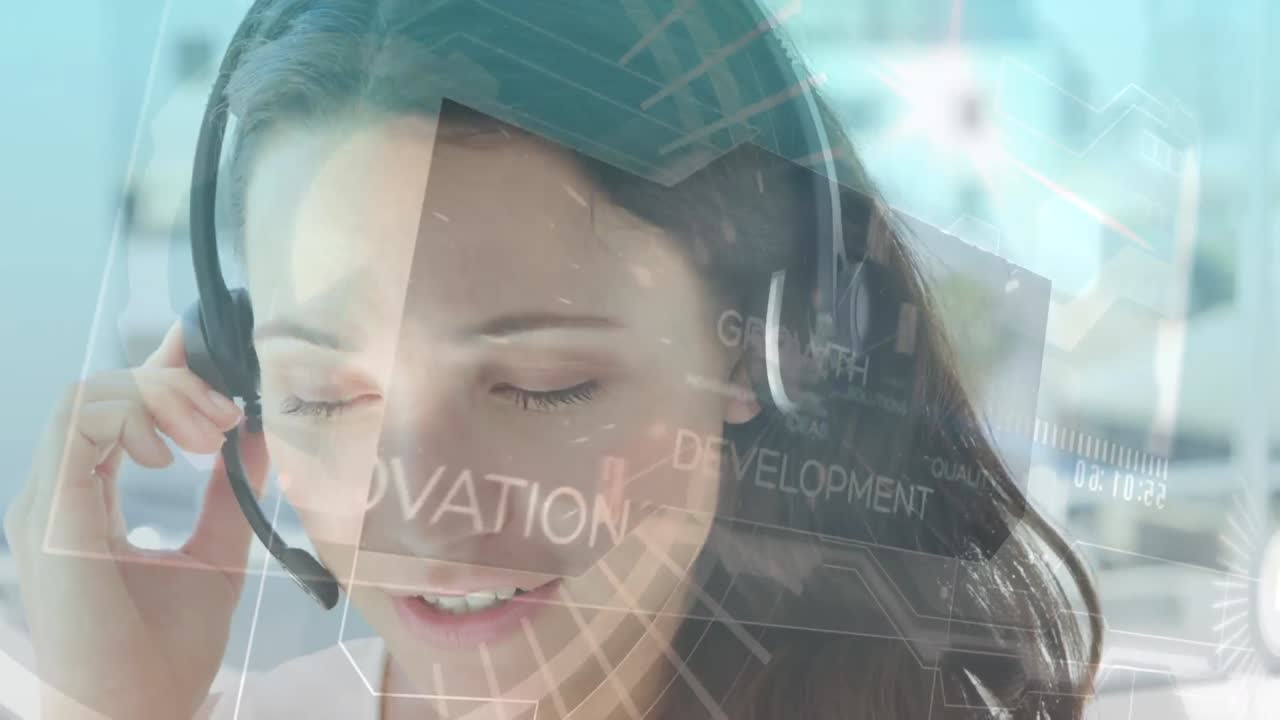 웃는 백인 사업가 여성이 전화 헤드을 사용하여 이야기하는 데이터 처리의 애니메이션