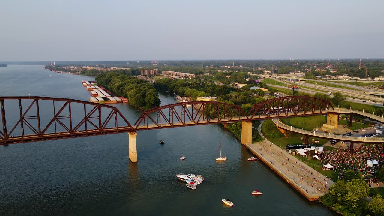Vista aerea di un festival all'aperto sul prato Big Four, all'ora d'oro a Louisville, USA - panoramica, ripresa con drone.
