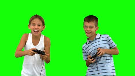 Hermanos-Jugando-Videojuegos-En-Pantalla-Verde