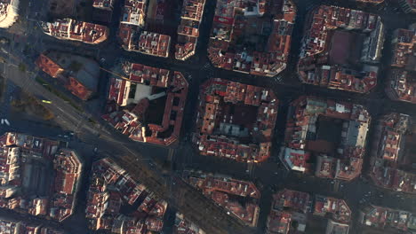 Toma-Cenital-De-Edificios-Dispuestos-En-Bloques-Cuadrados-Y-Bordeados-Por-Calles.-Vuela-Sobre-El-Distrito-Urbano-En-Una-Gran-Ciudad.-Barcelona,-España