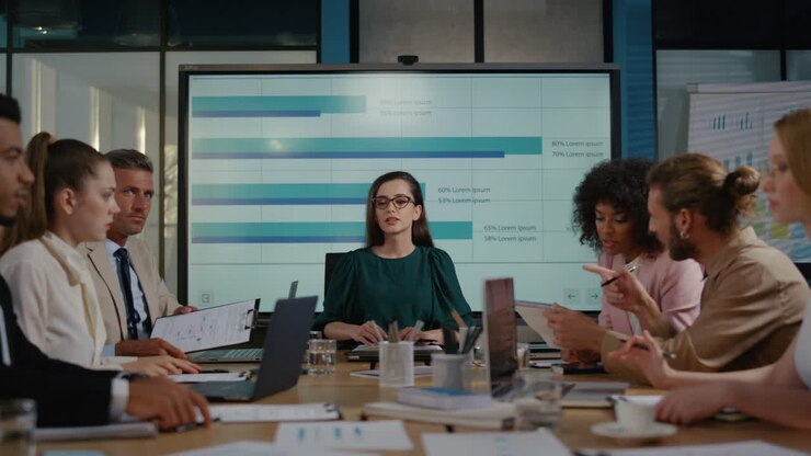 feliz equipo de negocios celebrando el éxito