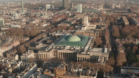 Toma-Aérea-En-Círculos-Alrededor-Del-Museo-Británico-De-Londres-Central